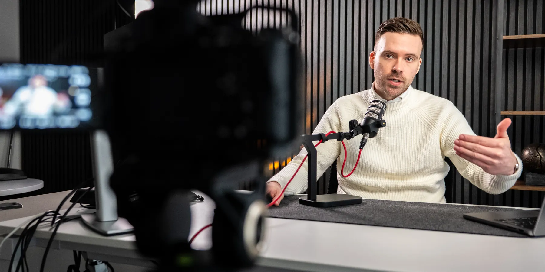 Aufzeichnung im Studio: Kamera, Mikrofon und Tobias Zitzmann am Schreibtisch